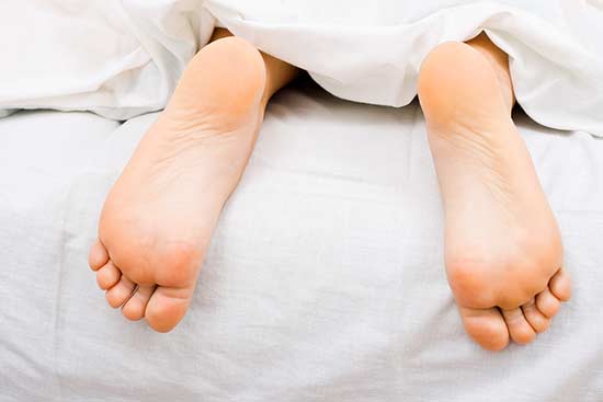 Si te duele la espalda: ¿deberías hacer ejercicio o descansar en cama?