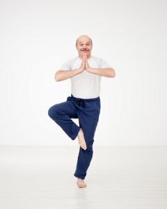 hombre practicando yoga
