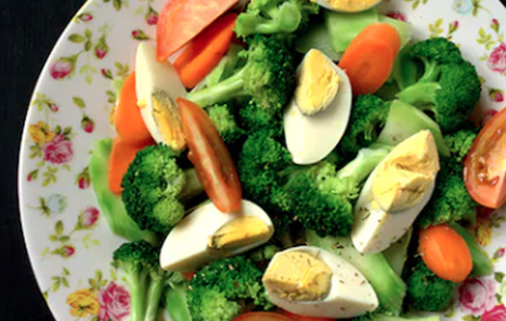 Ensalada de brócoli con huevo duro y tomate