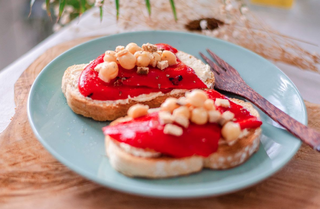 Tostada de hummus con pimentones asados
