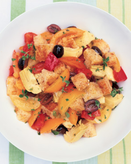 Ensalada de crutónes, pimentón, tomate y aceitunas
